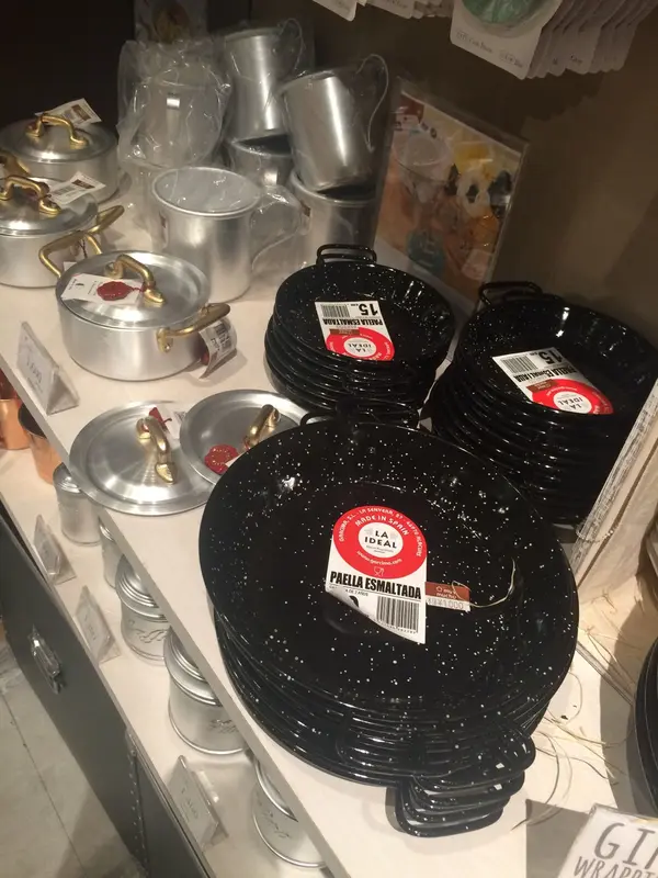 かわいいサイズのパエリア鍋も