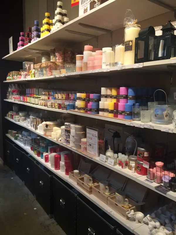 かわいいキャンドルが棚いっぱいに