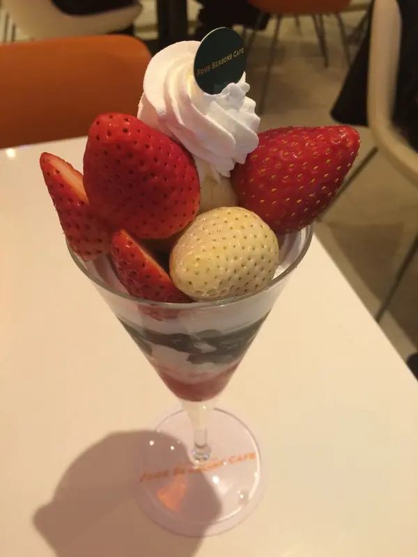 月ごとの限定パフェがあります。