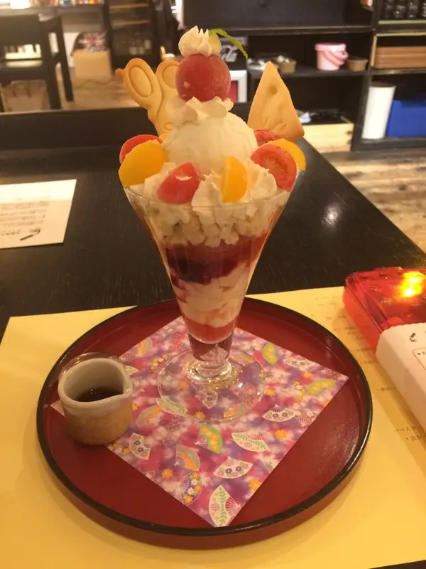 遊び心あふれるパフェ。