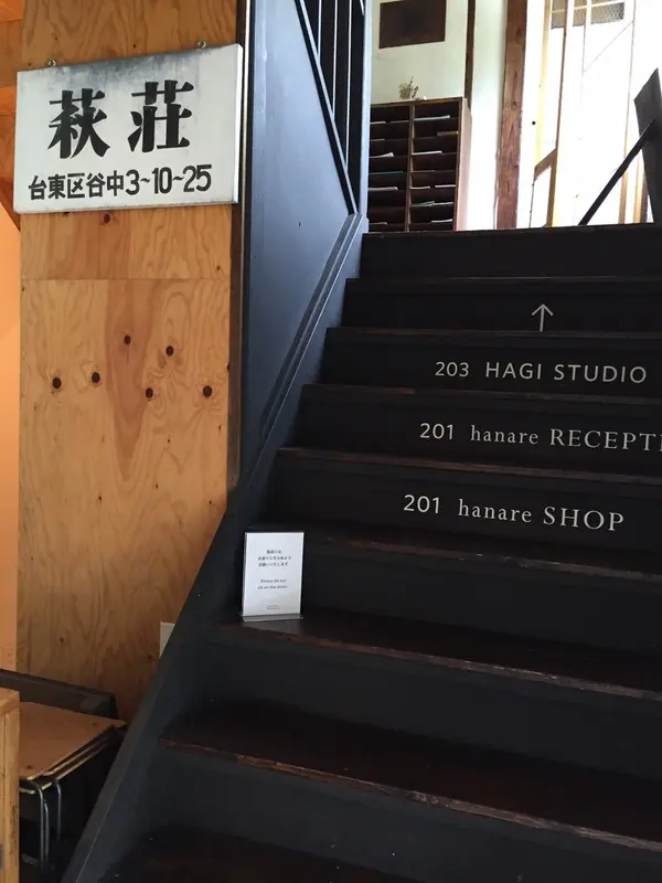 レトロ感もおしゃれな木目調の店内