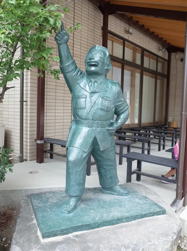 両さん像も