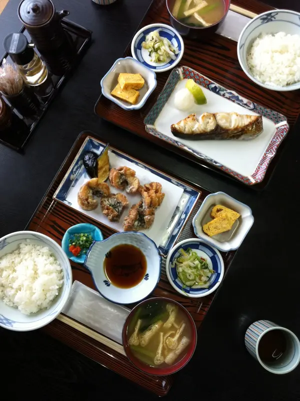 焼き魚定食と竜田揚げ定食