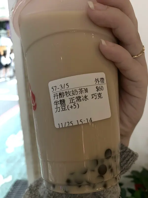 「丹醇牧奶茶 + チョコチップ」 60元