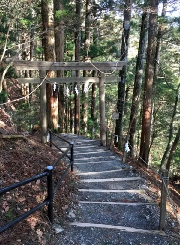 駐車場から神社まで２０分ハイキング。