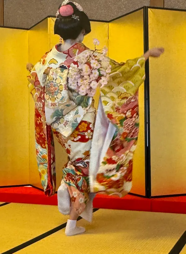 舞妓さんの帯は「矢の字結び」