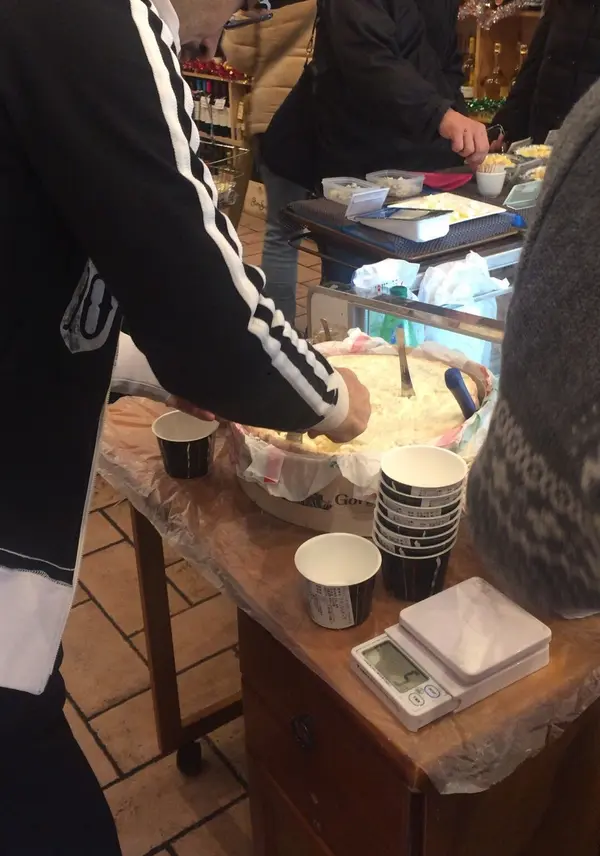 チーズの量り売り。