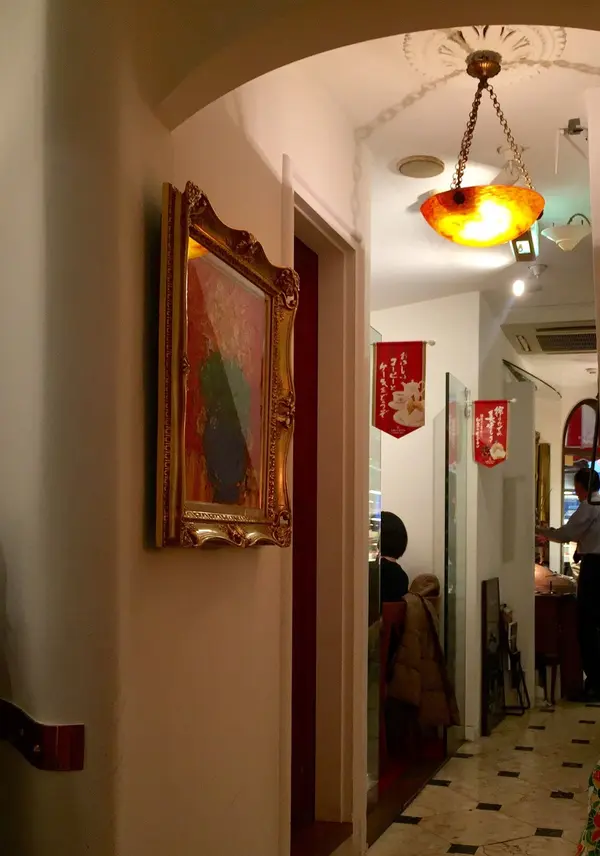絵画やレトロなランプがいい感じ〜♫