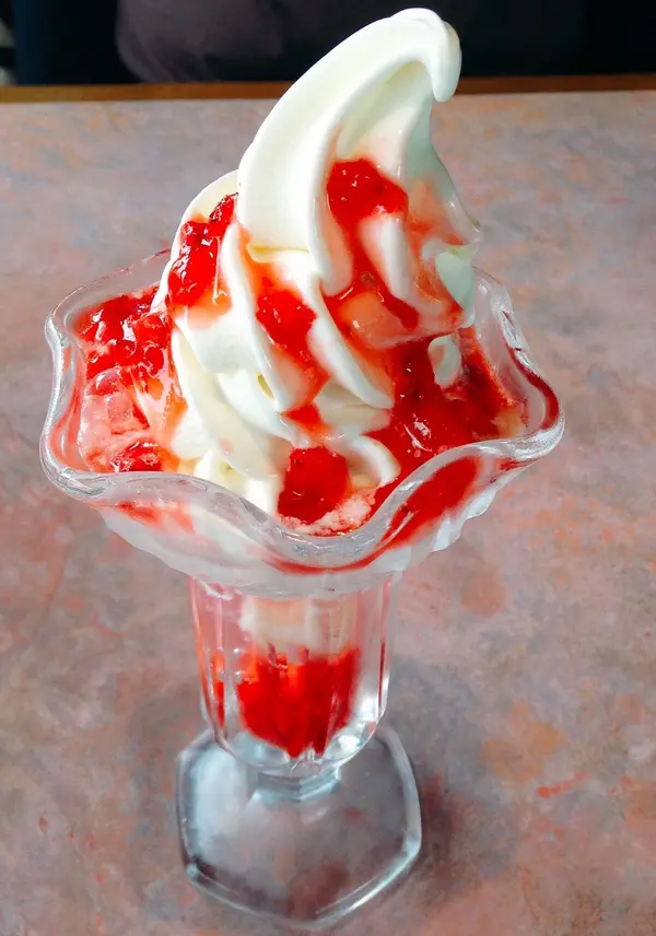 ストロベリーソフト🍓パフェ ¥429