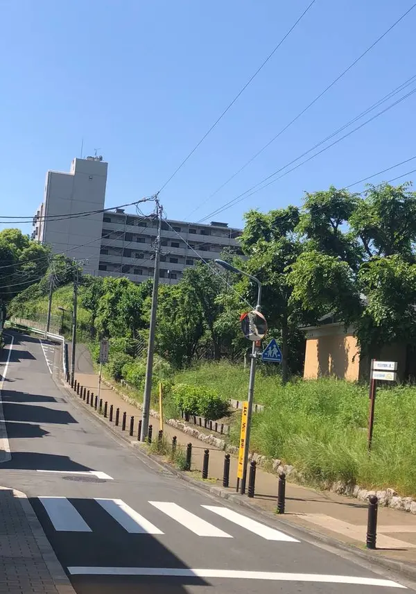 門を出て、次の目的地の三日月坂へ。