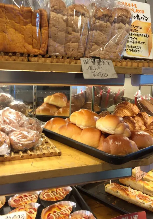 小さな店内にパンの香り