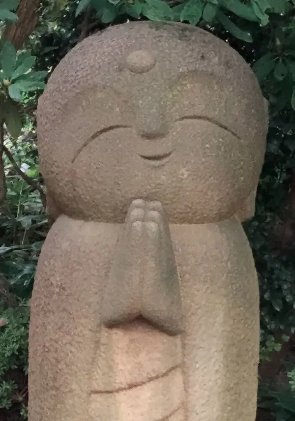 階段を降りてきたら左へ