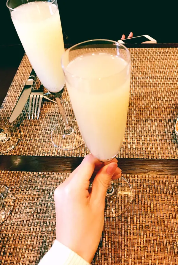 桃のシャンパンカクテル