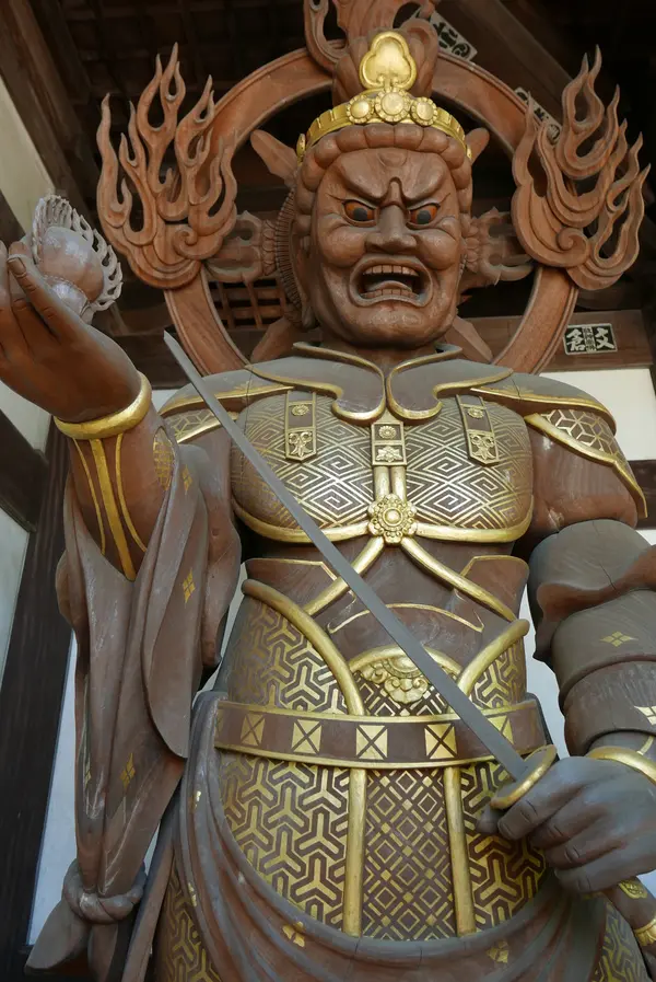 迫力の四天王像がある