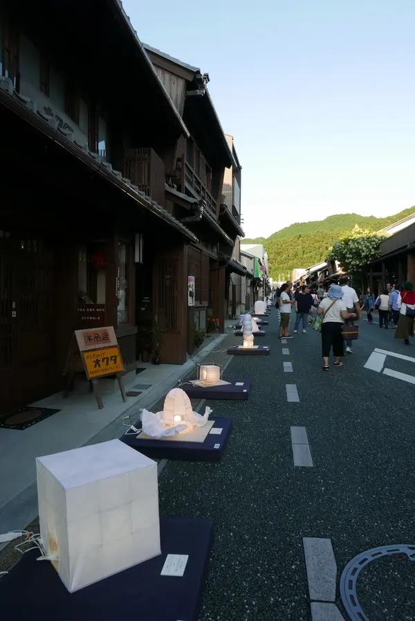 鑑賞は辺りが暗くなるまで待ちましょう