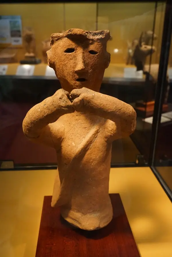 ハードポーズの埴輪人形