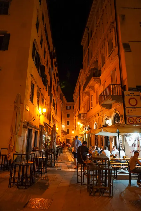 夜の街はとても賑わっています🍹