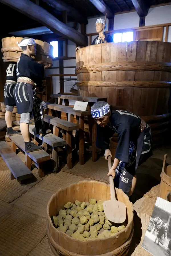 味噌づくりの作業風景