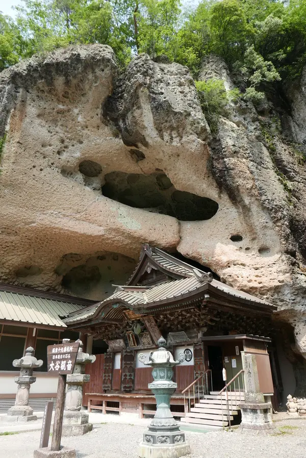 建物が巨石にめり込んでいる