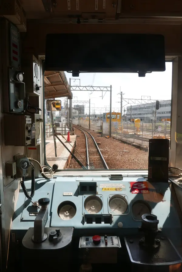 窓の左側が運転席