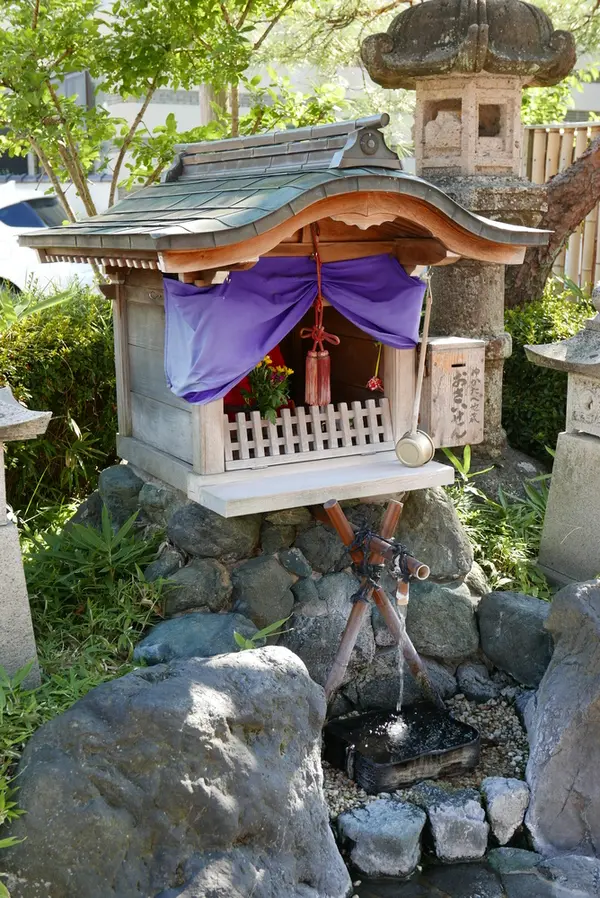 男湯の正面に神社では