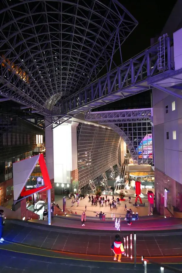 複雑な構造の駅ビル