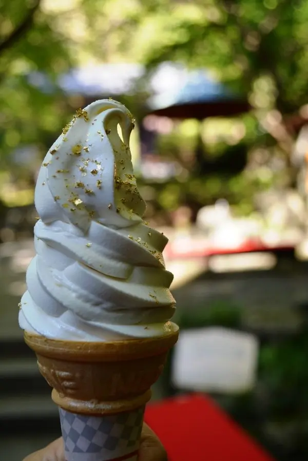 金を食べる！金箔ソフトクリーム