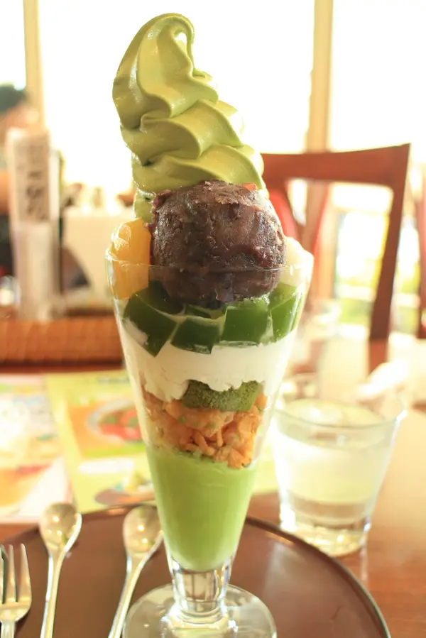 標高３０センチもの抹茶づくしパフェ！！