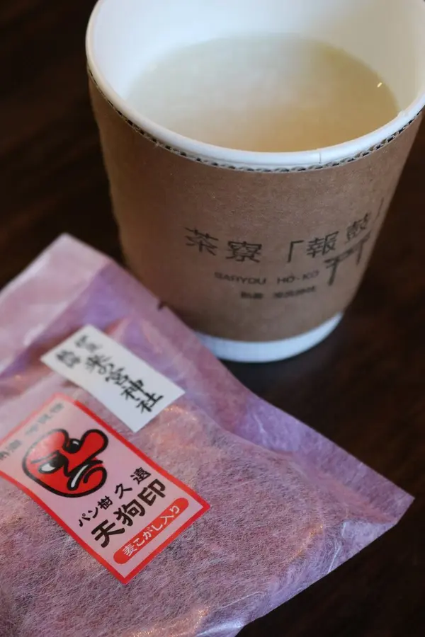 敷地内には茶房があり甘酒、クッキーなどと一緒にくつろげます。