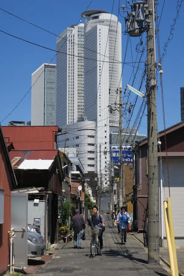 下町と高層ビル群
