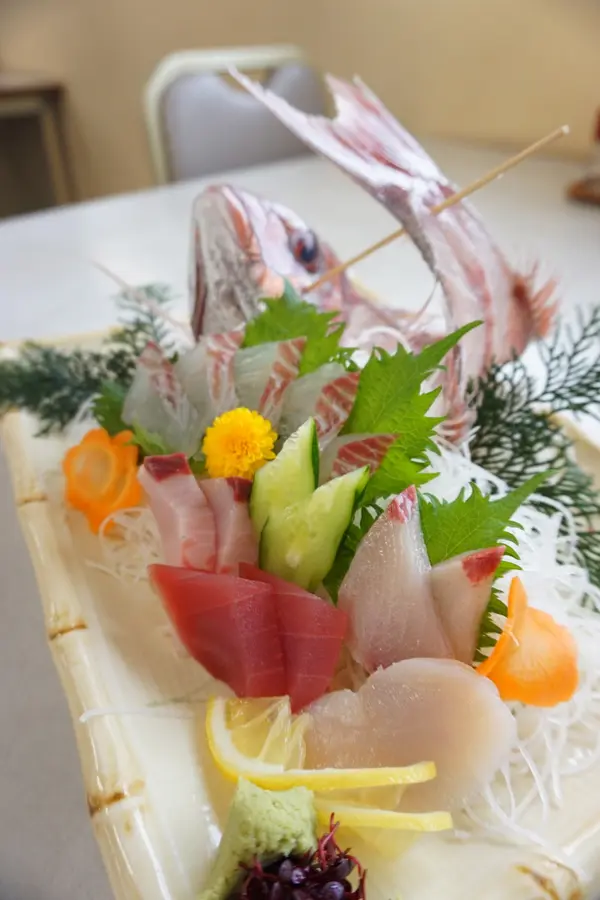 天然の鯛の活け造り
