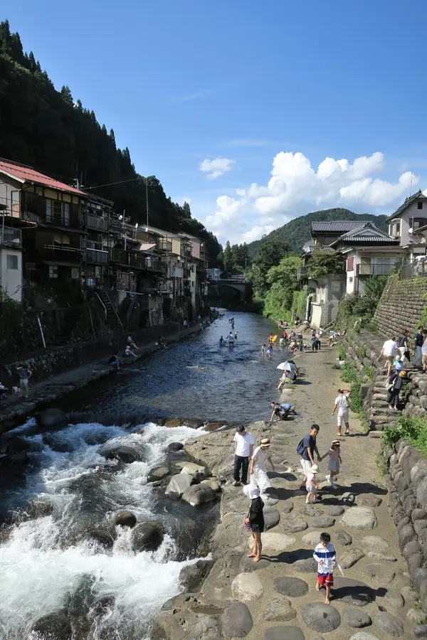 小駄良川は水遊びのメッカ