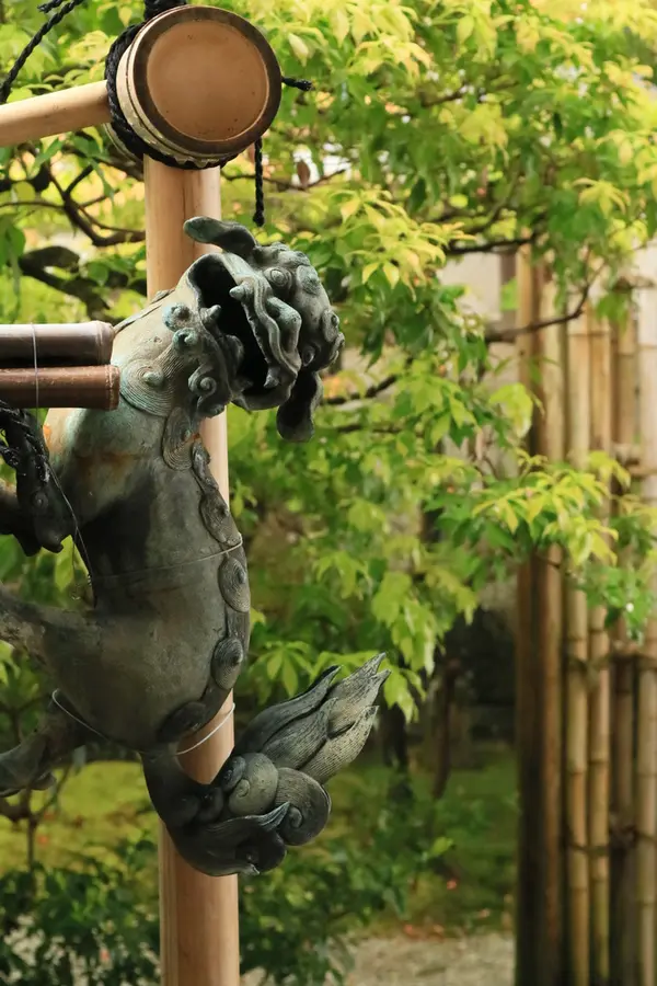 手水鉢の獅子