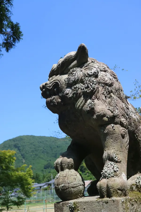 蹴鞠で遊ぶ狛犬