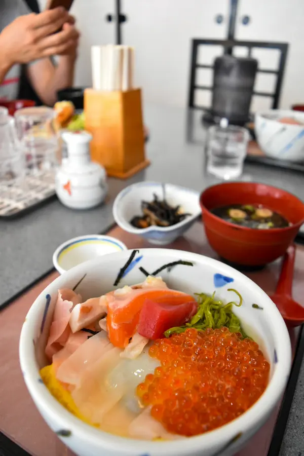 三色丼 1,320円
