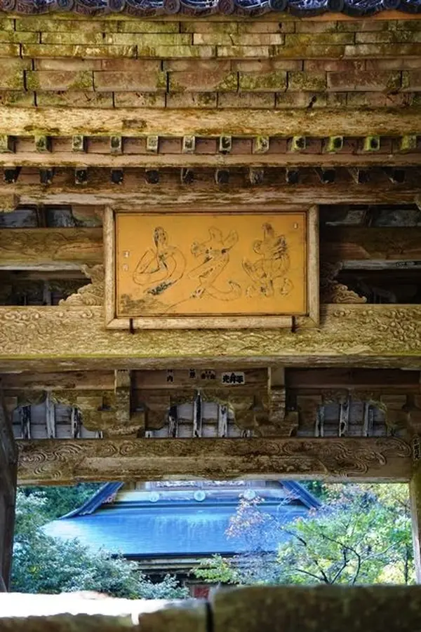 山門をくぐり、境内へ。