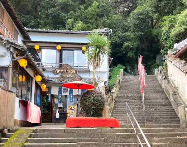 眉山にくっつくかのように建っている