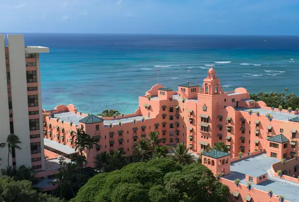 The Royal Hawaiian（ロイヤル ハワイアン ホテル）から船旅は始まります。