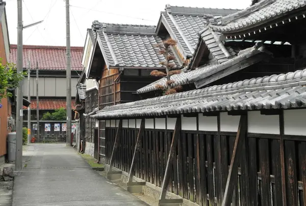周囲は古い町並み