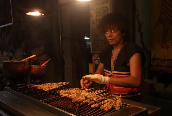 踊りながら焼き鳥を焼くおじさん