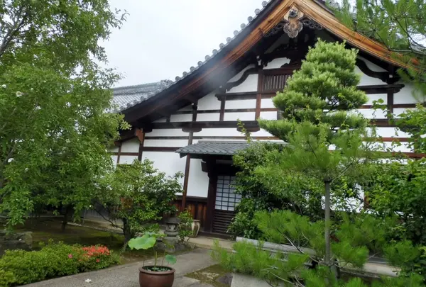 芳春院