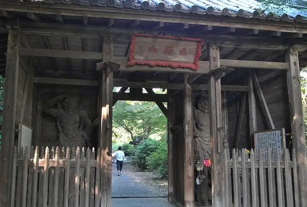 石段上の山門