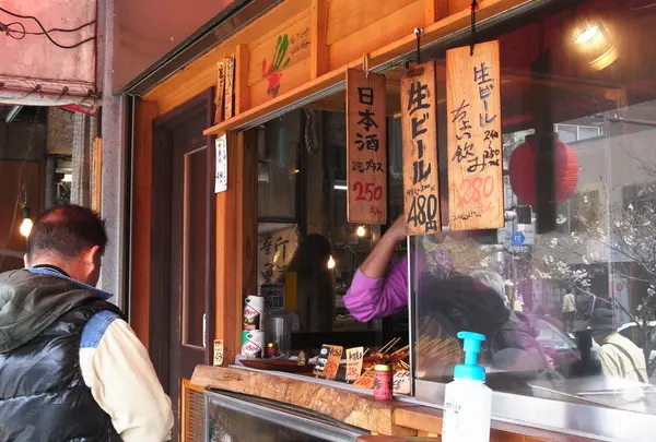市場の表側にいい香りが漂う