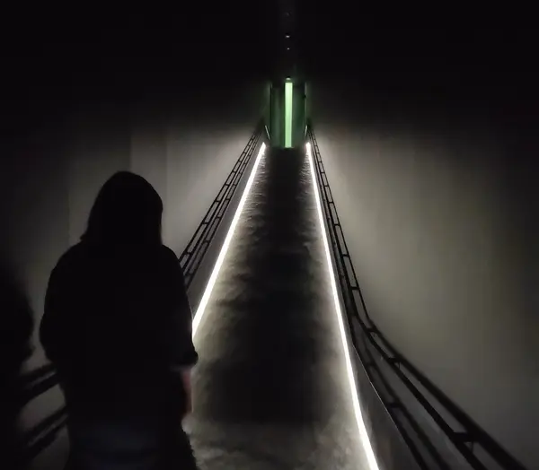 坂の上にある光の滝