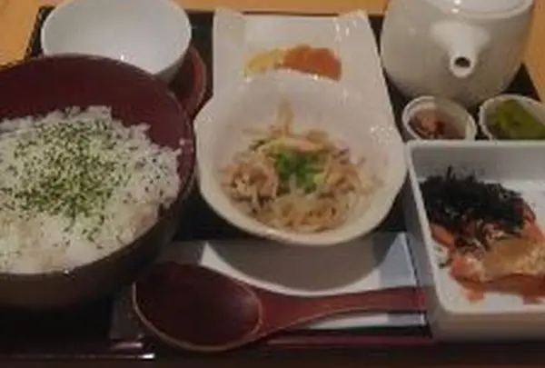 お腹がすいたらお茶づけや茶そばもあります。