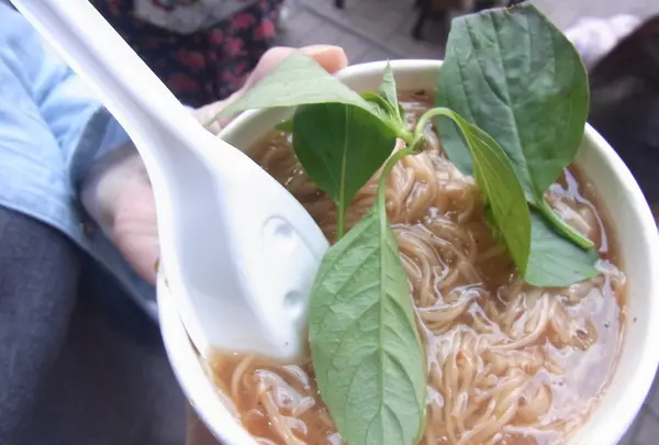 カツオ出汁香る麺！