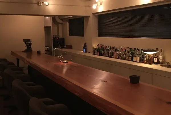 ７mの一枚板カウンターも味が出ていて素敵。ここが好きすぎて一枚板の長さまで覚えてしまった笑