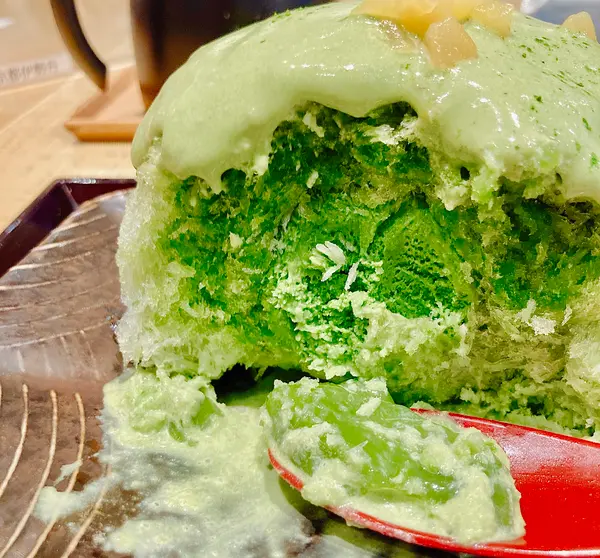 中からは…