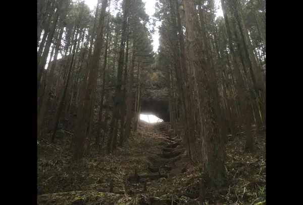 穿戸岩へ