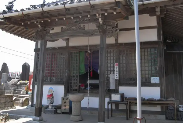 弘法堂は左側に